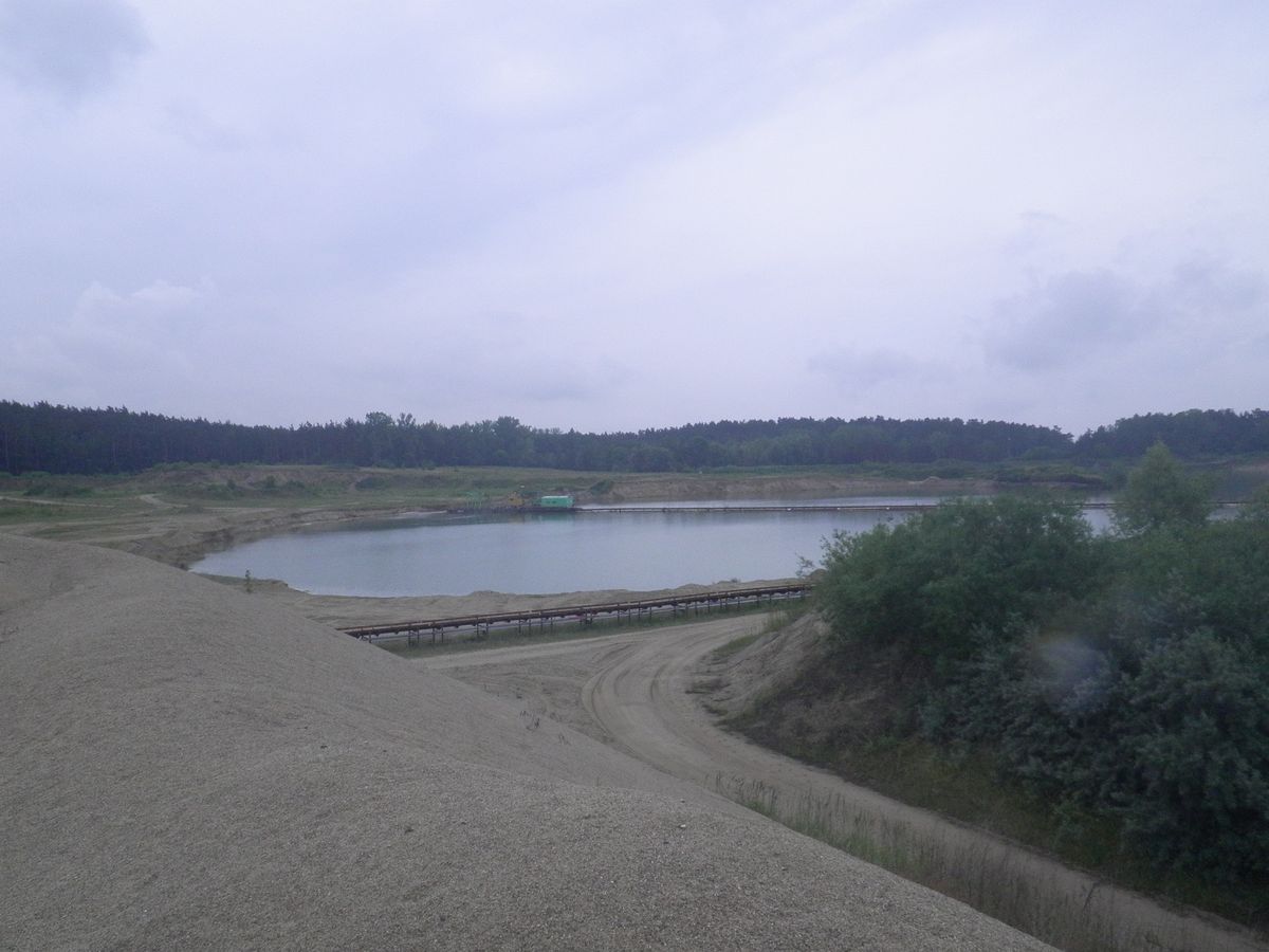 Durch den Kiesabbau in der Abbaustelle Perniek entstand ein künstliches Seegewässer mit wertvollen Rohböden in den Uferbereichen
