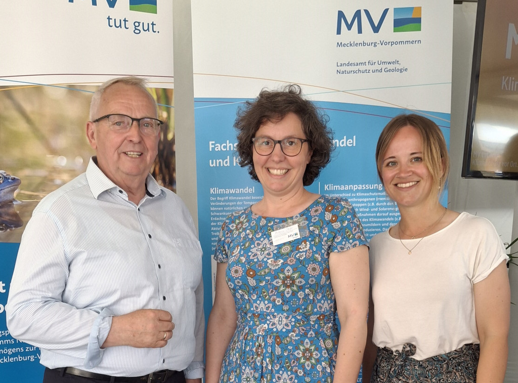 Gruppenfoto am MV-Tag vom 21.06.2025: Minister Backhaus, Antonia Stefer und Moorspezialistin Carmen Wassong beim MV-Tag 2025